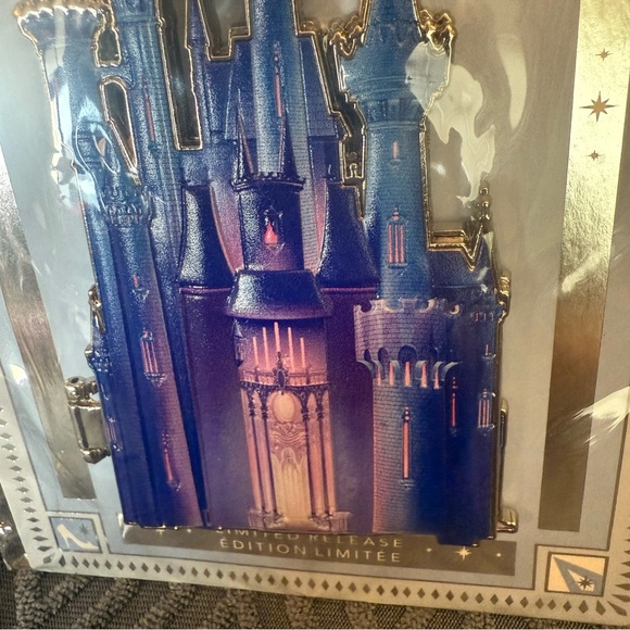NEW Disney Castle Collection Series 1/10 Limited Cinderella Castle Jumbo Pin - Picture 3 of 15